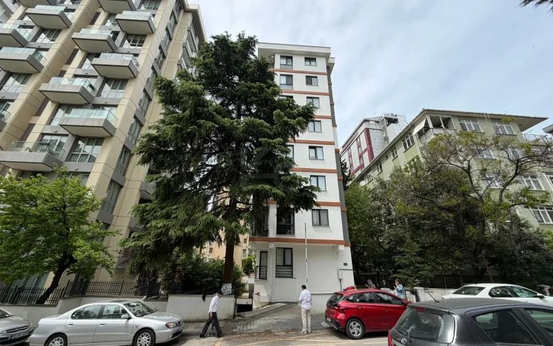 Lacivertcadde Bostancıda Sıfır 3+1 Ebeveyn Banyolu 100 M² Net 3+2