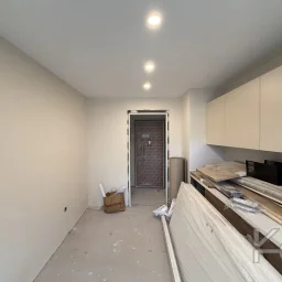 Laci̇vertcadde Feneryolu Ebeveynli̇ Balkonlu 2026 Sifir 93m² 3+1