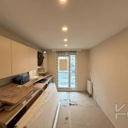 Laci̇vertcadde Feneryolu Ebeveynli̇ Balkonlu 2026 Sifir 93m² 3+1