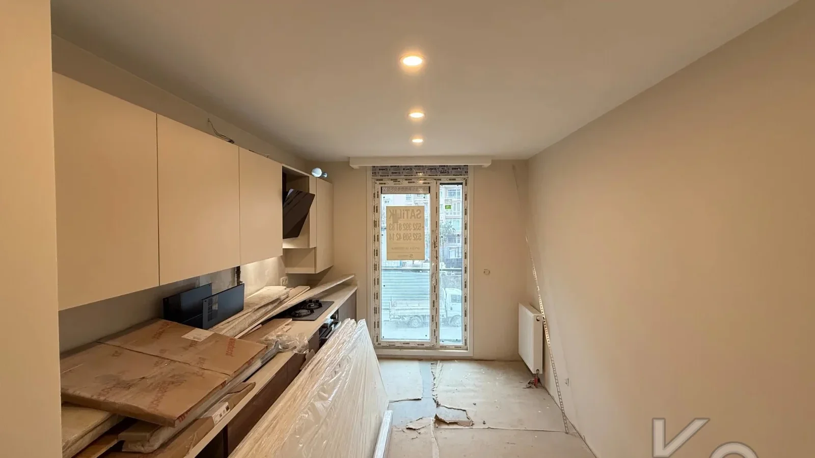 Laci̇vertcadde Feneryolu Ebeveynli̇ Balkonlu 2026 Sifir 93m² 3+1