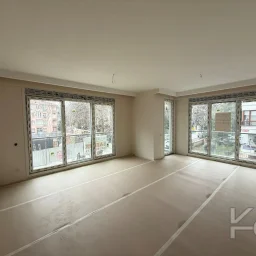 Laci̇vertcadde Feneryolu Ebeveynli̇ Balkonlu 2026 Sifir 93m² 3+1
