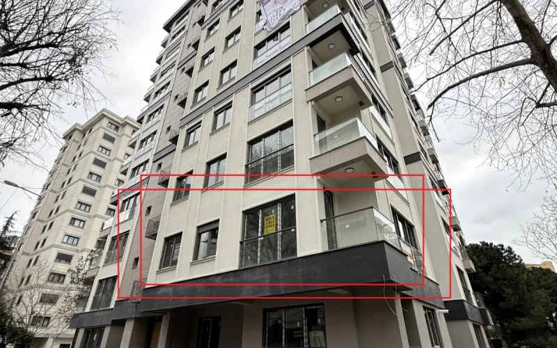 Laci̇vertcadde Feneryolu Ebeveynli̇ Balkonlu 2026 Sifir 93m² 3+1
