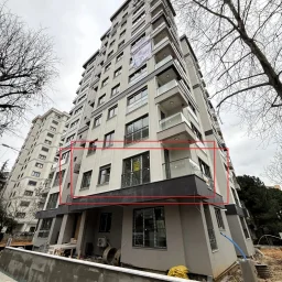 Laci̇vertcadde Feneryolu Ebeveynli̇ Balkonlu 2026 Sifir 93m² 3+1