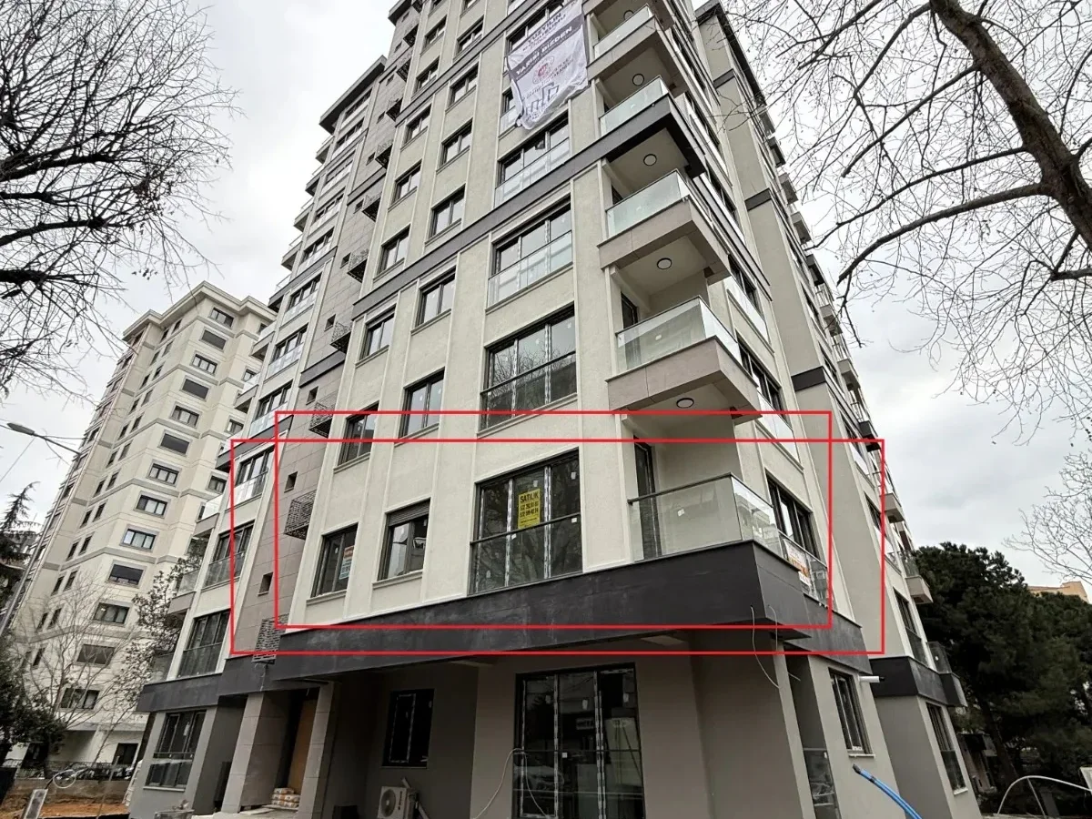 Laci̇vertcadde Feneryolu Ebeveynli̇ Balkonlu 2026 Sifir 93m² 3+1