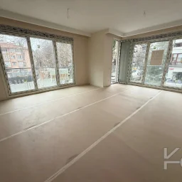 Laci̇vertcadde Feneryolu Ebeveynli̇ Balkonlu 2026 Sifir 93m² 3+1