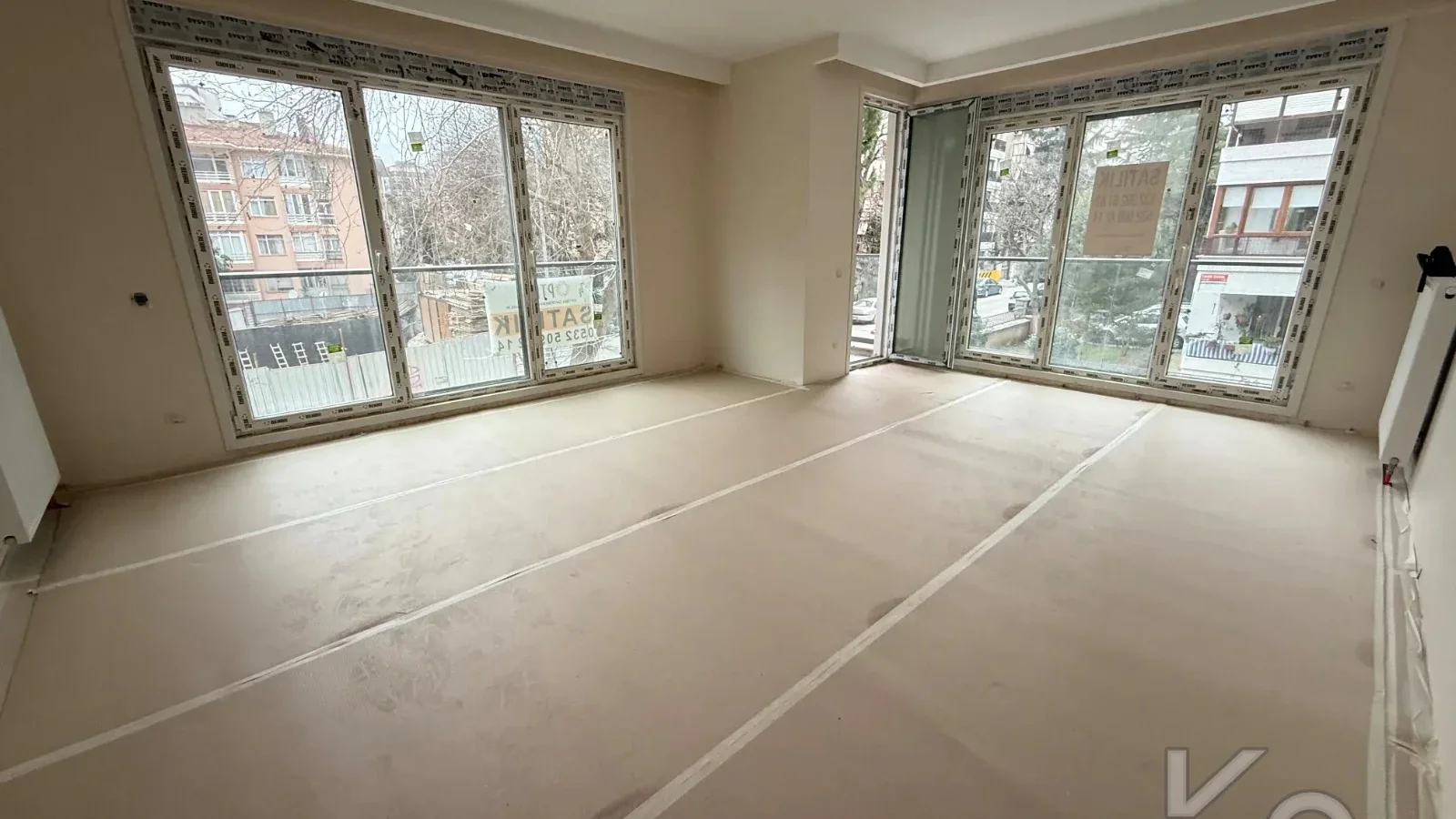 Laci̇vertcadde Feneryolu Ebeveynli̇ Balkonlu 2026 Sifir 93m² 3+1