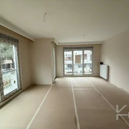Laci̇vertcadde Feneryolu Ebeveynli̇ Balkonlu 2026 Sifir 93m² 3+1