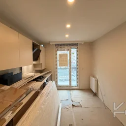 Laci̇vertcadde Feneryolu Ebeveynli̇ Balkonlu 2026 Sifir 93m² 3+1