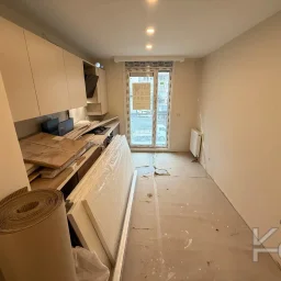 Laci̇vertcadde Feneryolu Ebeveynli̇ Balkonlu 2026 Sifir 93m² 3+1