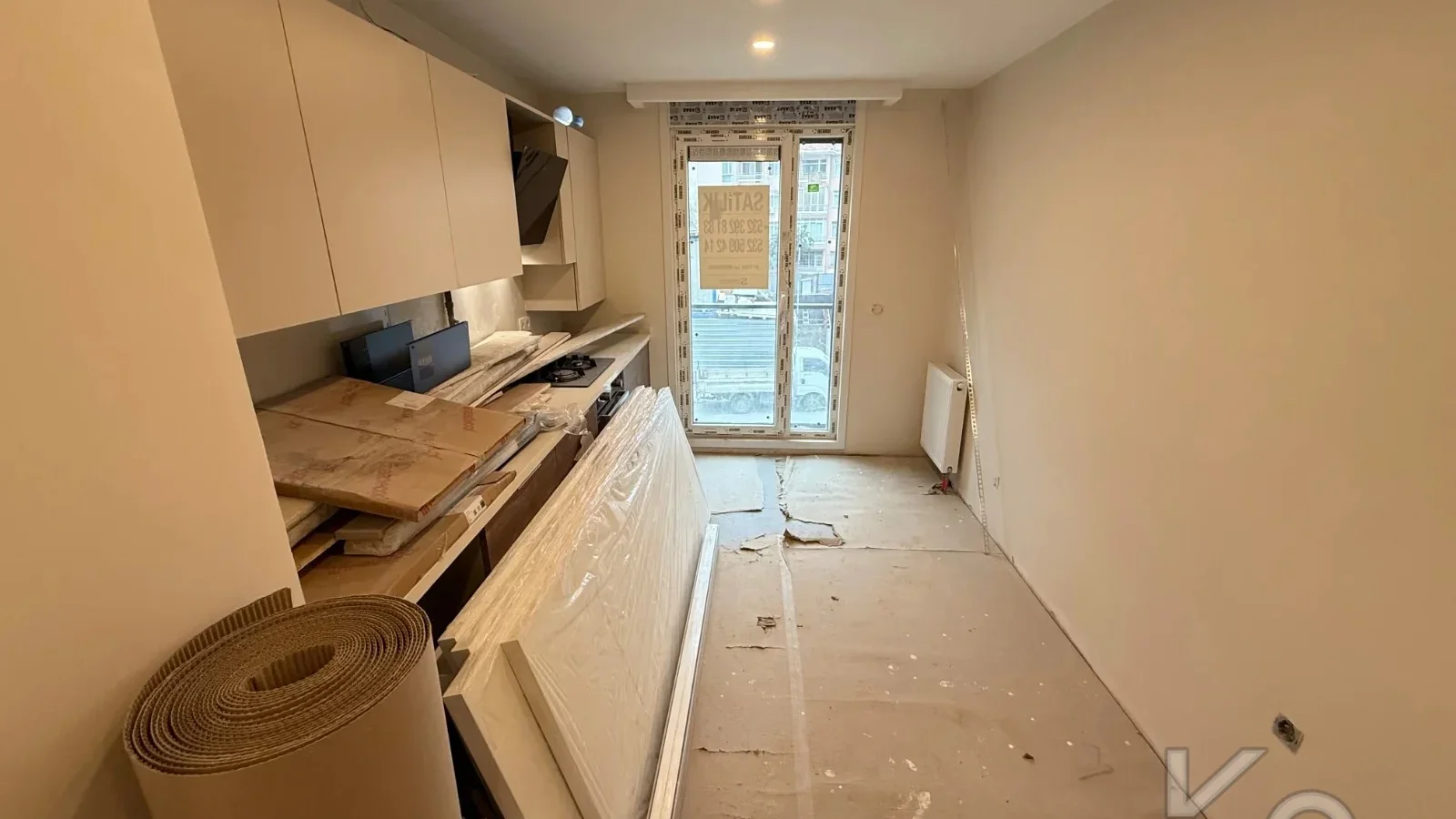 Laci̇vertcadde Feneryolu Ebeveynli̇ Balkonlu 2026 Sifir 93m² 3+1