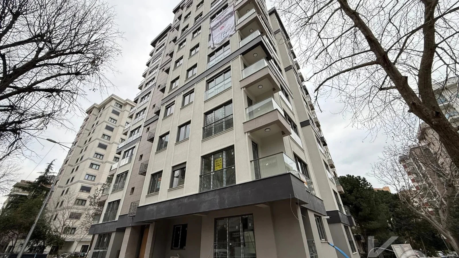 Laci̇vertcadde Feneryolu Ebeveynli̇ Balkonlu 2026 Sifir 93m² 3+1