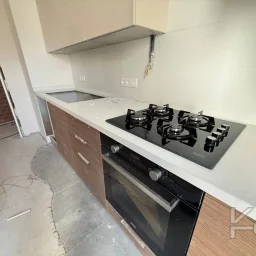 Laci̇vertcadde Feneryolu Ebeveynli̇ Balkonlu 2026 Sifir 93m² 3+1
