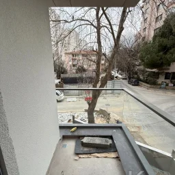 Laci̇vertcadde Feneryolu Ebeveynli̇ Balkonlu 2026 Sifir 93m² 3+1