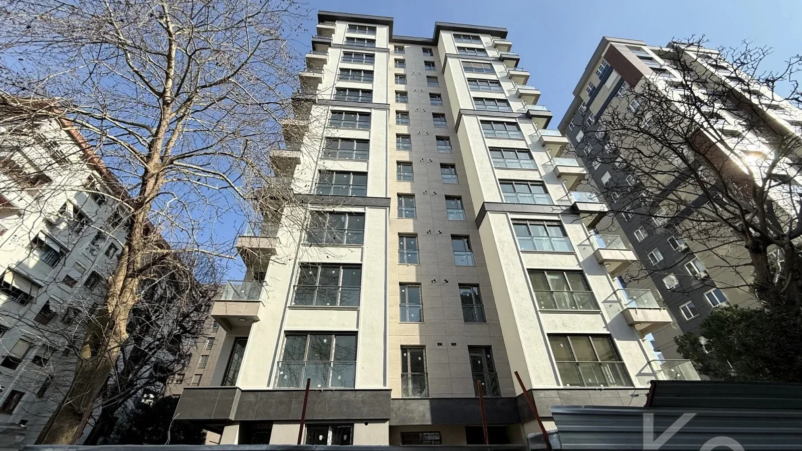 Laci̇vertcadde Feneryolu Ebeveynli̇ Balkonlu 2026 Sifir 93m² 3+1