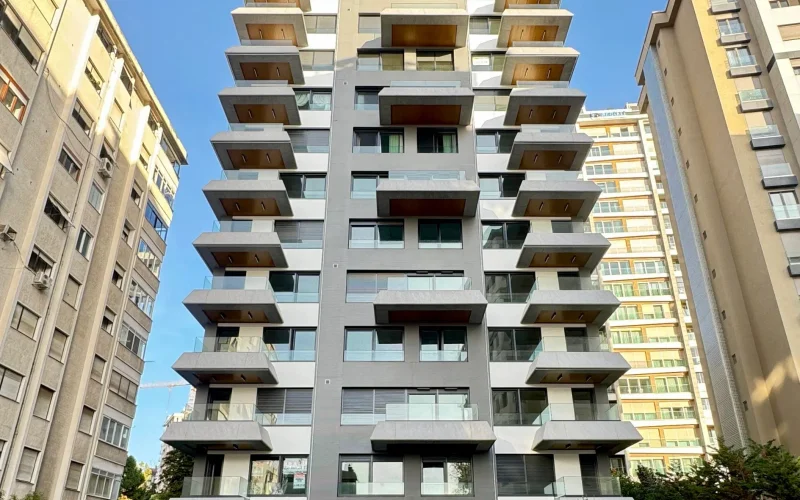 Academy Kalamiş Kapanmaz Mari̇na Manzarali Güvenli̇kli̇ Balkonlu 145m2 3+1