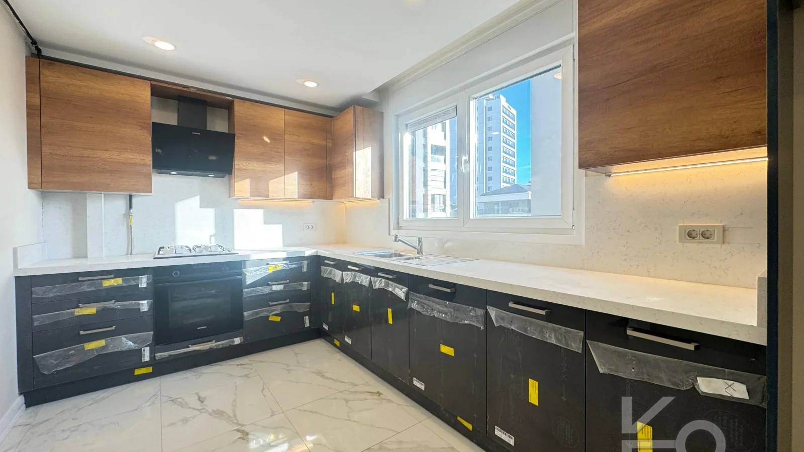 Academy Kalamiş Kapanmaz Mari̇na Manzarali Güvenli̇kli̇ Balkonlu 145m2 3+1