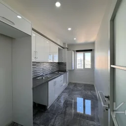 Laci̇vertcadde Feneryolu Ebeveynli̇ Balkonlu 2025 Sifir 92m² 3+1
