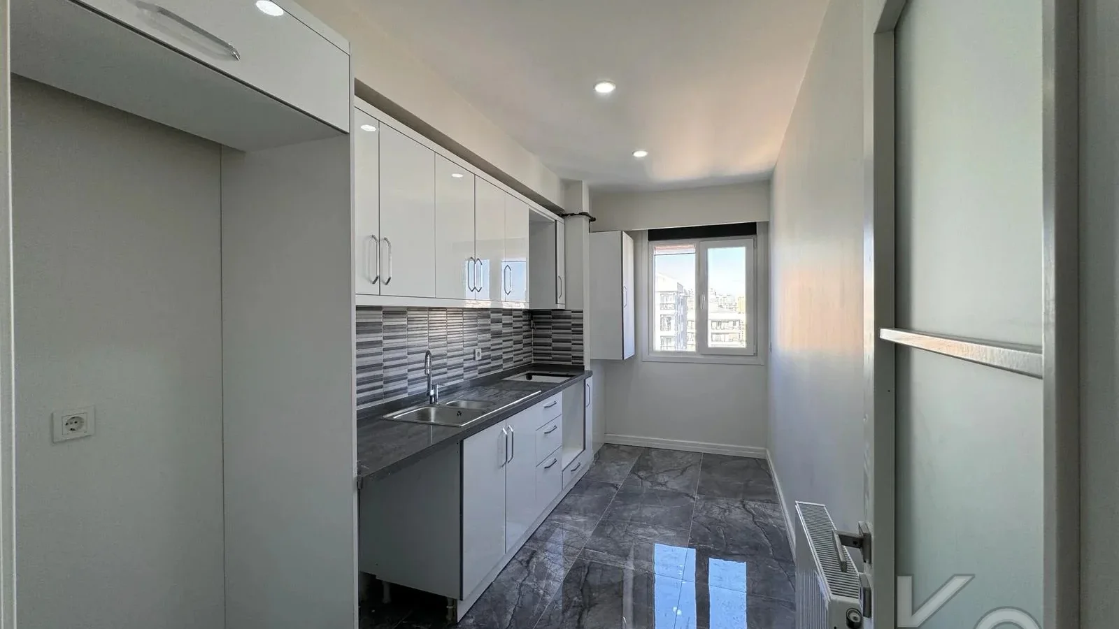 Laci̇vertcadde Feneryolu Ebeveynli̇ Balkonlu 2025 Sifir 92m² 3+1