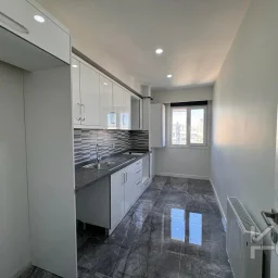Laci̇vertcadde Feneryolu Ebeveynli̇ Balkonlu 2025 Sifir 92m² 3+1