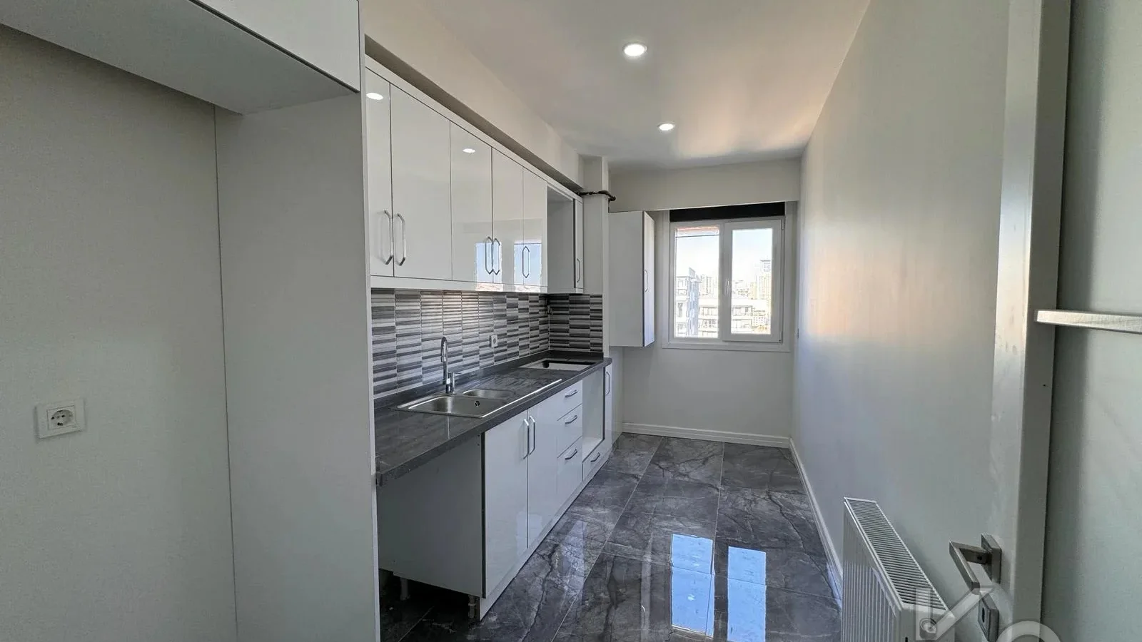 Laci̇vertcadde Feneryolu Ebeveynli̇ Balkonlu 2025 Sifir 92m² 3+1