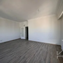 Laci̇vertcadde Feneryolu Ebeveynli̇ Balkonlu 2025 Sifir 92m² 3+1