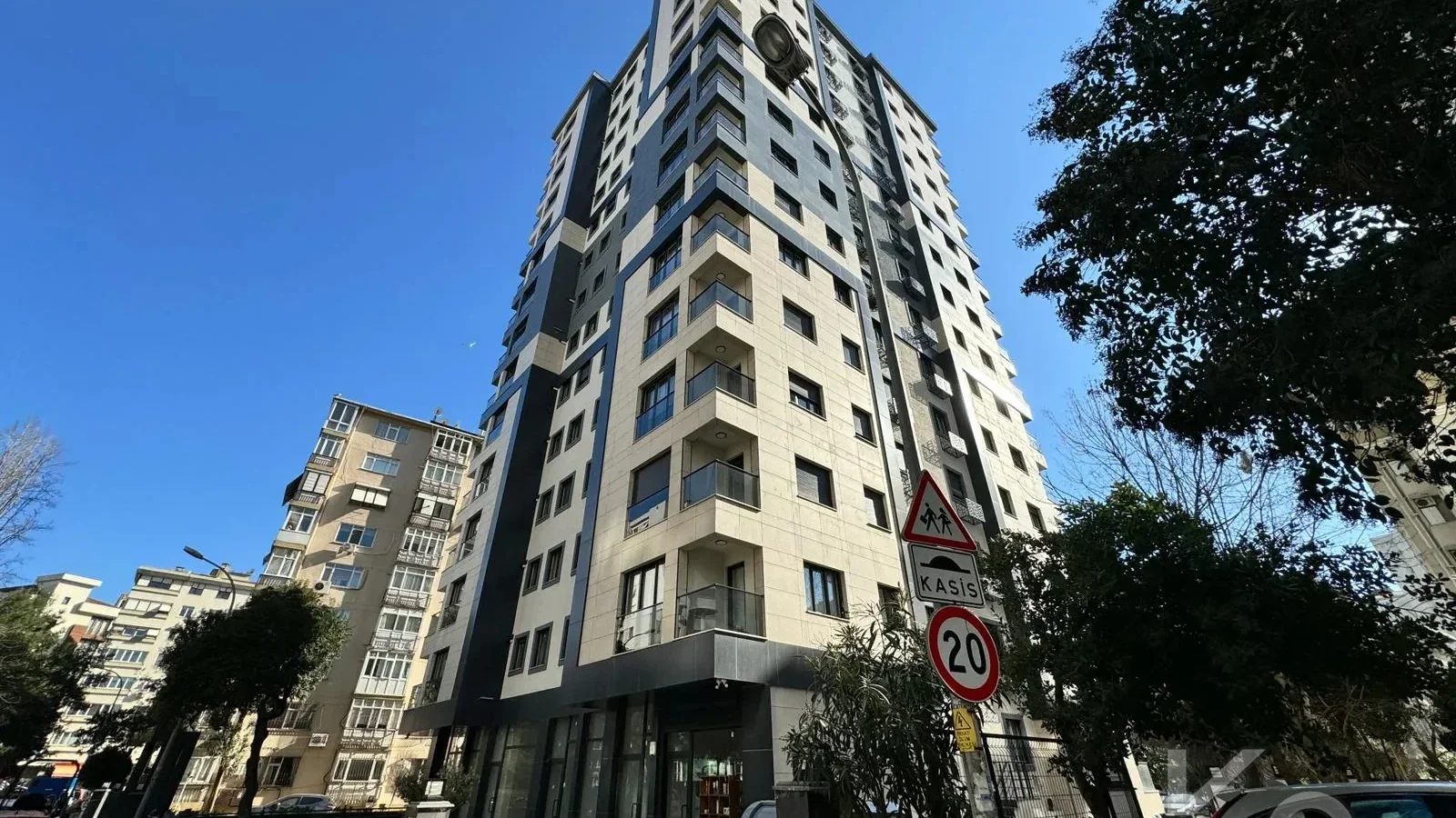Laci̇vertcadde Feneryolu Ebeveynli̇ Balkonlu 2025 Sifir 92m² 3+1
