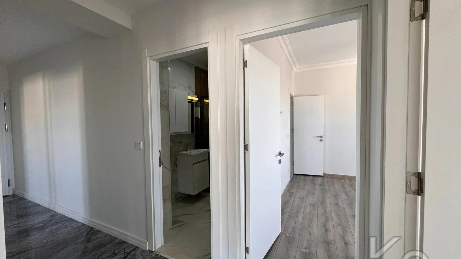 Laci̇vertcadde Feneryolu Ebeveynli̇ Balkonlu 2025 Sifir 92m² 3+1