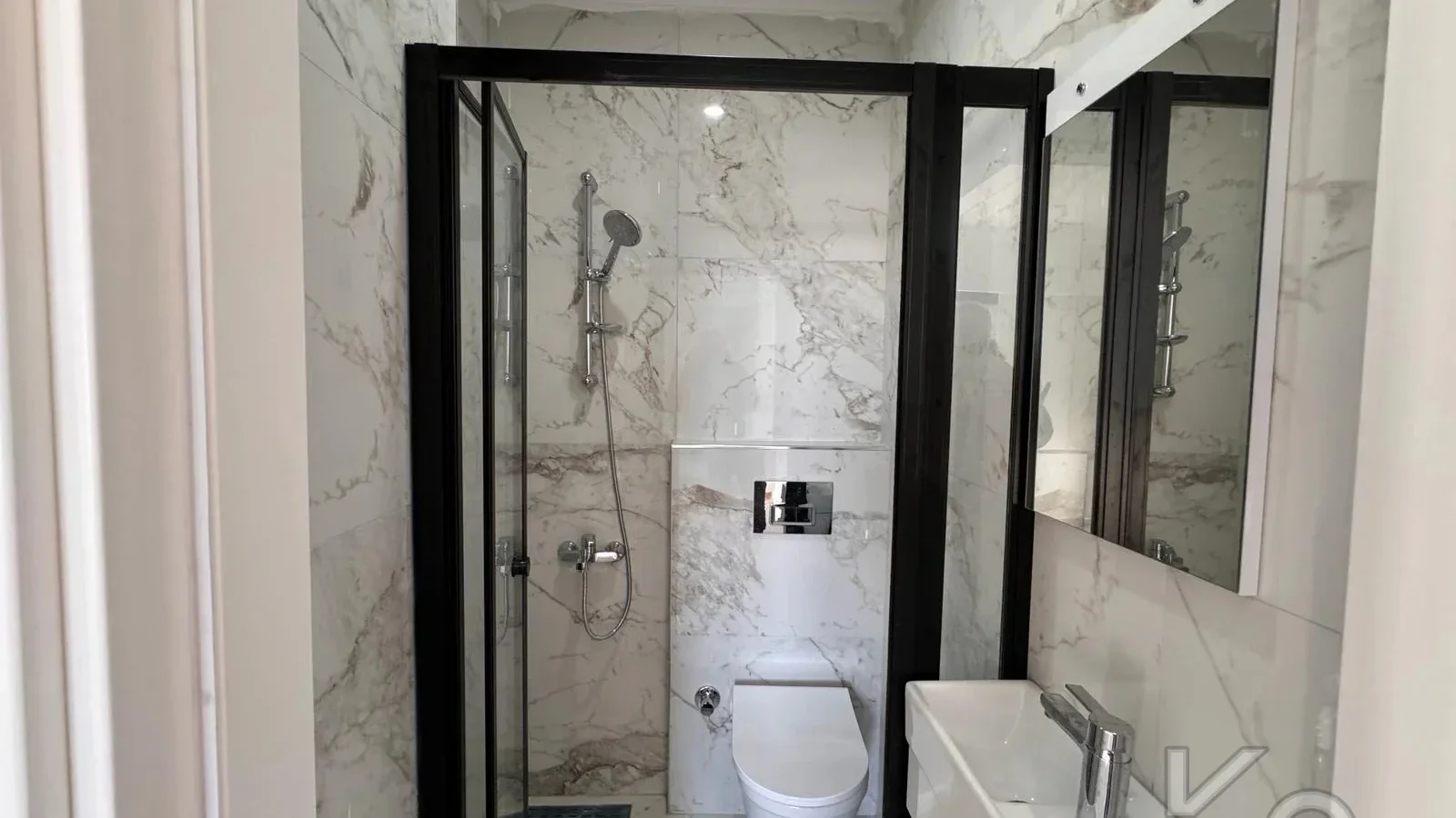 Laci̇vertcadde Feneryolu Ebeveynli̇ Balkonlu 2025 Sifir 92m² 3+1