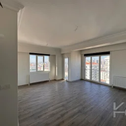 Laci̇vertcadde Feneryolu Ebeveynli̇ Balkonlu 2025 Sifir 92m² 3+1