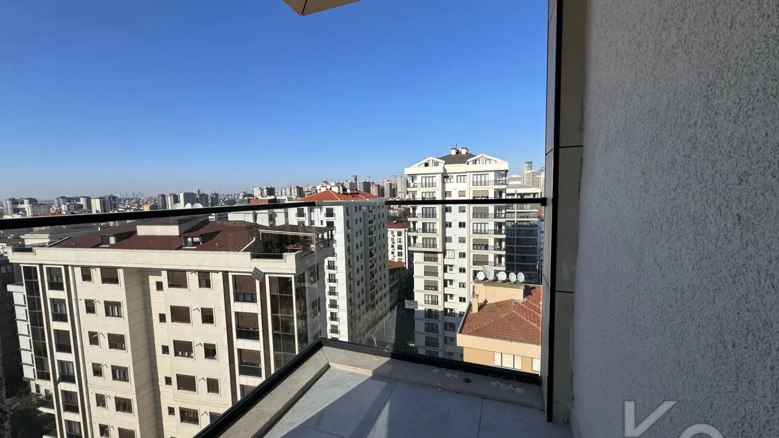 Laci̇vertcadde Feneryolu Ebeveynli̇ Balkonlu 2025 Sifir 92m² 3+1