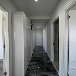 Laci̇vertcadde Feneryolu Ebeveynli̇ Balkonlu 2025 Sifir 92m² 3+1