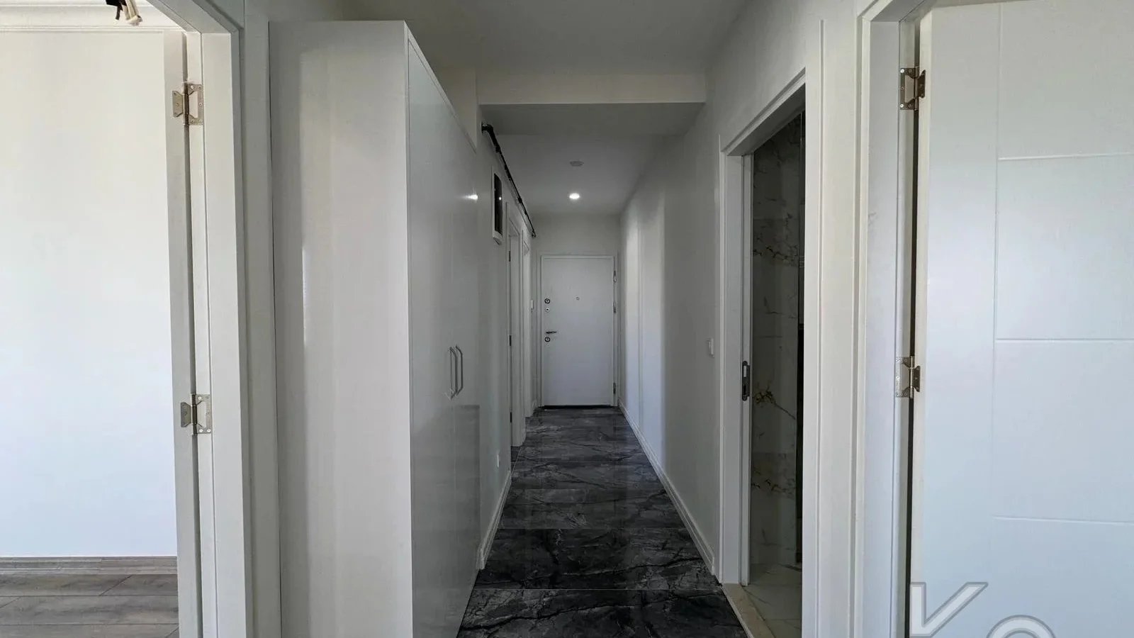 Laci̇vertcadde Feneryolu Ebeveynli̇ Balkonlu 2025 Sifir 92m² 3+1