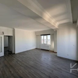 Laci̇vertcadde Feneryolu Ebeveynli̇ Balkonlu 2025 Sifir 92m² 3+1