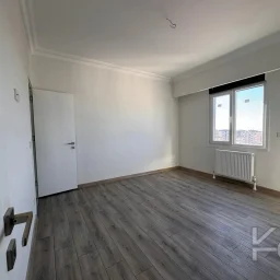 Laci̇vertcadde Feneryolu Ebeveynli̇ Balkonlu 2025 Sifir 92m² 3+1