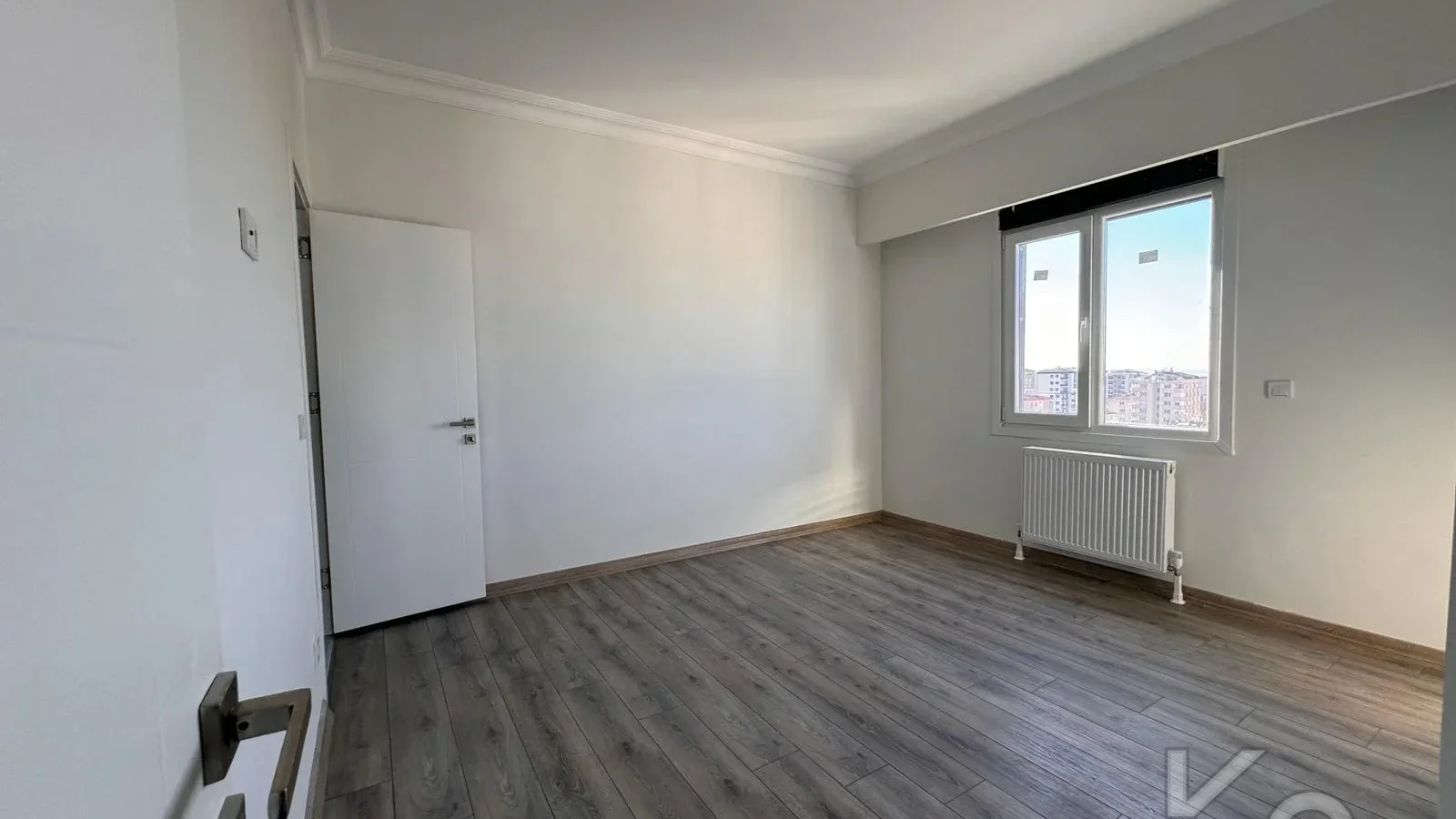 Laci̇vertcadde Feneryolu Ebeveynli̇ Balkonlu 2025 Sifir 92m² 3+1