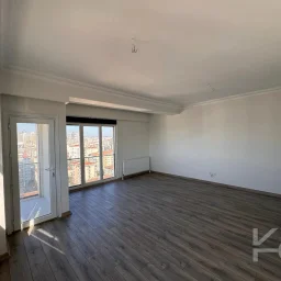 Laci̇vertcadde Feneryolu Ebeveynli̇ Balkonlu 2025 Sifir 92m² 3+1