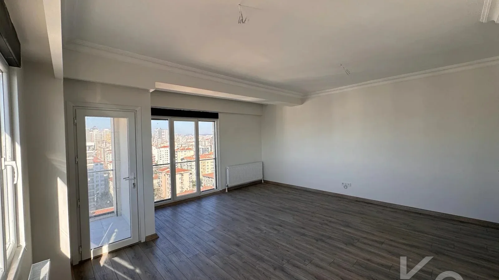 Laci̇vertcadde Feneryolu Ebeveynli̇ Balkonlu 2025 Sifir 92m² 3+1