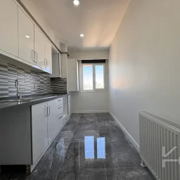 Laci̇vertcadde Feneryolu Ebeveynli̇ Balkonlu 2025 Sifir 92m² 3+1