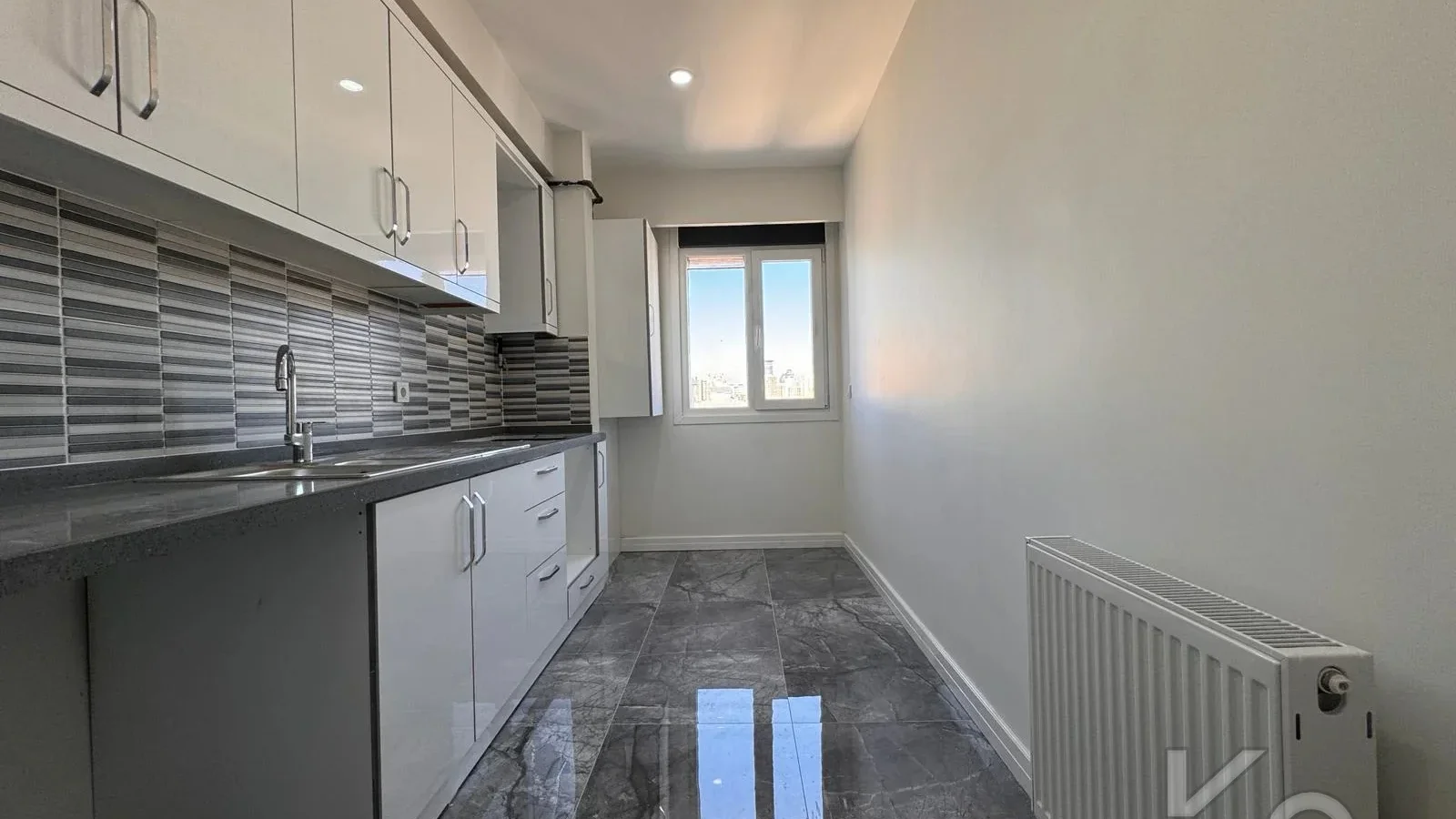 Laci̇vertcadde Feneryolu Ebeveynli̇ Balkonlu 2025 Sifir 92m² 3+1