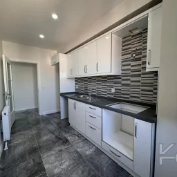 Laci̇vertcadde Feneryolu Ebeveynli̇ Balkonlu 2025 Sifir 92m² 3+1