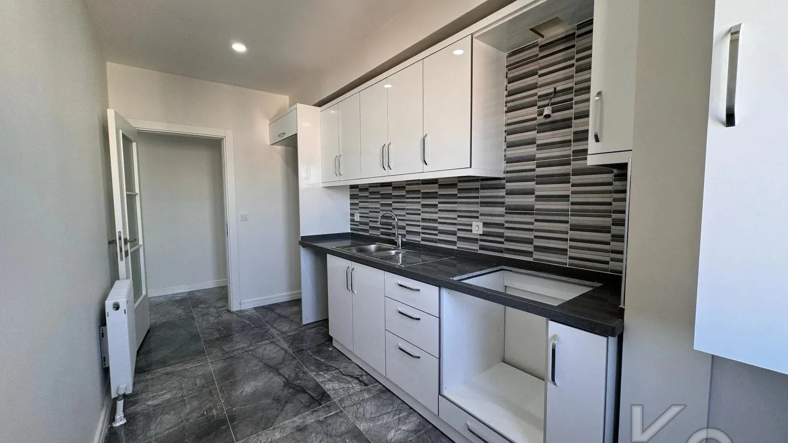 Laci̇vertcadde Feneryolu Ebeveynli̇ Balkonlu 2025 Sifir 92m² 3+1