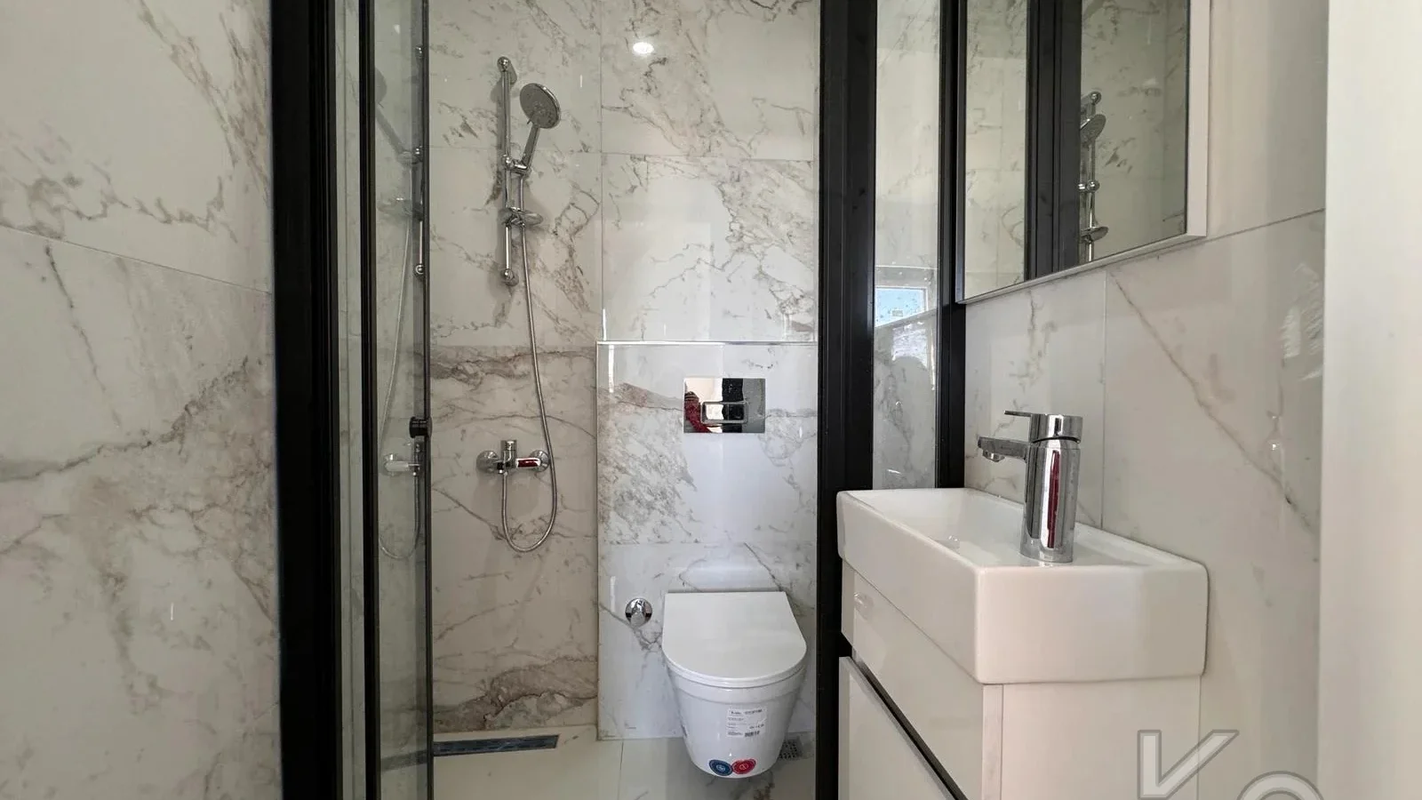 Laci̇vertcadde Feneryolu Ebeveynli̇ Balkonlu 2025 Sifir 92m² 3+1