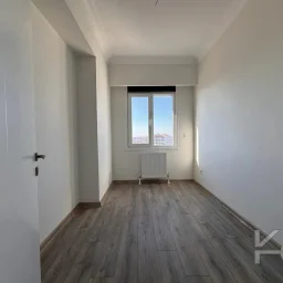 Laci̇vertcadde Feneryolu Ebeveynli̇ Balkonlu 2025 Sifir 92m² 3+1