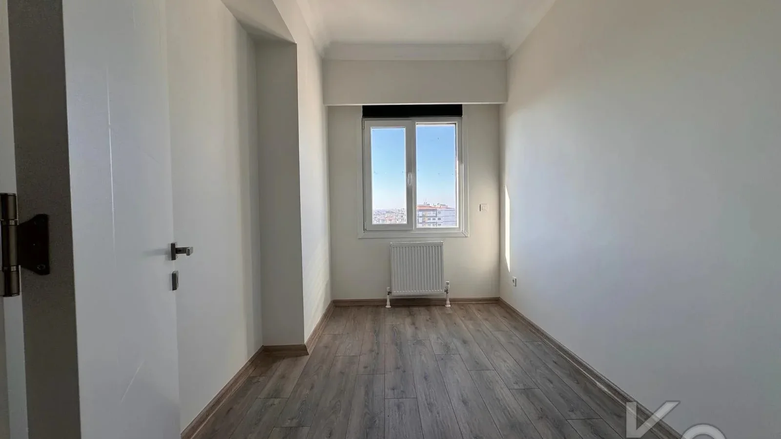 Laci̇vertcadde Feneryolu Ebeveynli̇ Balkonlu 2025 Sifir 92m² 3+1