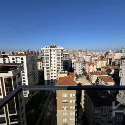 Laci̇vertcadde Feneryolu Ebeveynli̇ Balkonlu 2025 Sifir 92m² 3+1