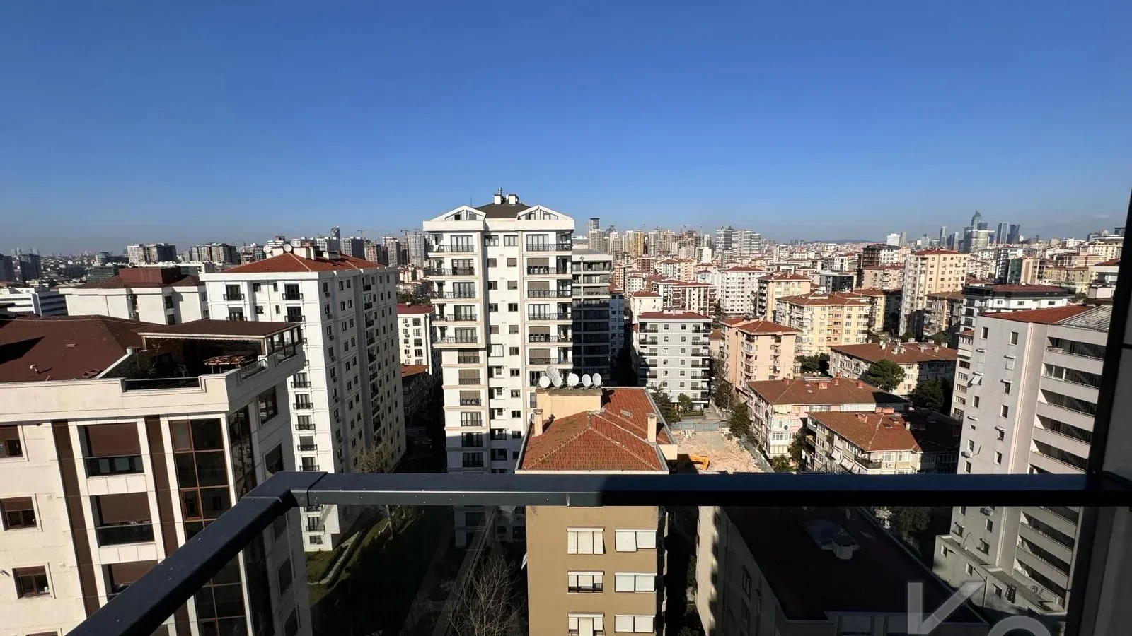 Laci̇vertcadde Feneryolu Ebeveynli̇ Balkonlu 2025 Sifir 92m² 3+1