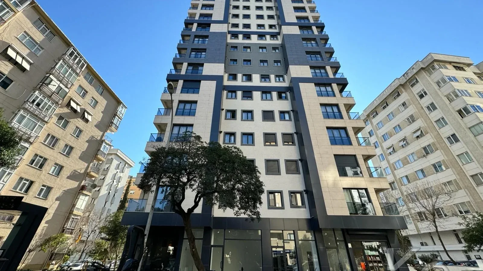 Laci̇vertcadde Feneryolu Ebeveynli̇ Balkonlu 2025 Sifir 92m² 3+1