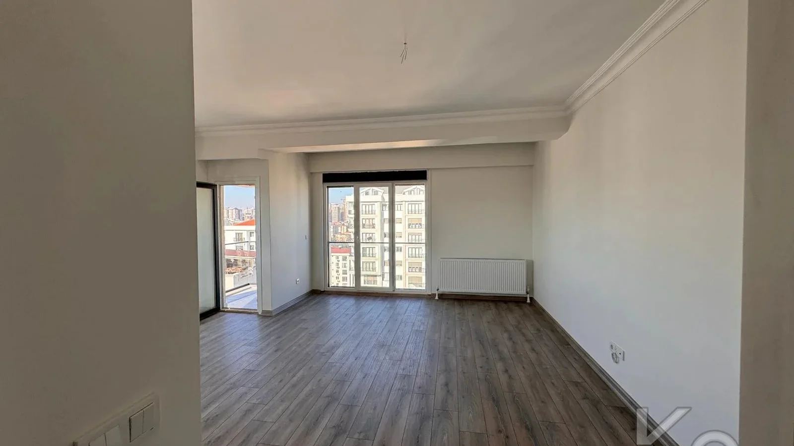 Laci̇vertcadde Feneryolu Ebeveynli̇ Balkonlu 2025 Sifir 92m² 3+1