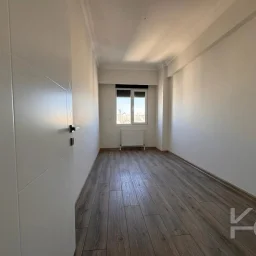 Laci̇vertcadde Feneryolu Ebeveynli̇ Balkonlu 2025 Sifir 92m² 3+1