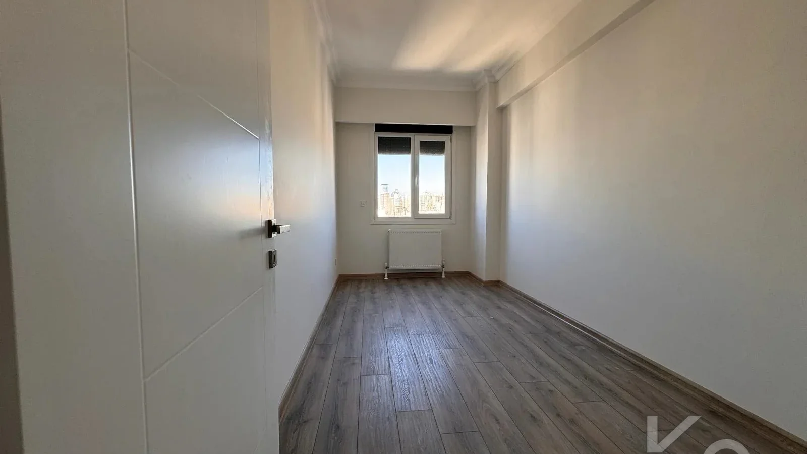 Laci̇vertcadde Feneryolu Ebeveynli̇ Balkonlu 2025 Sifir 92m² 3+1